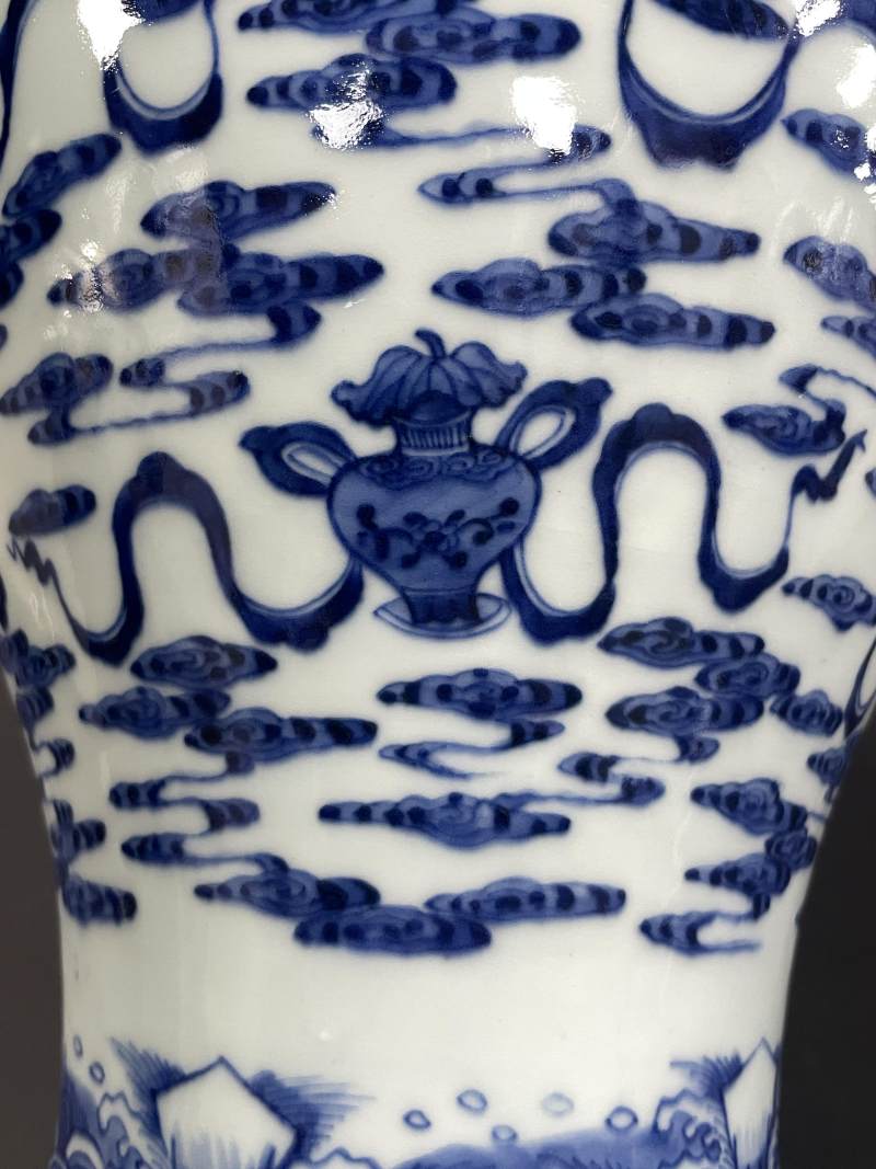 清乾隆 青花云蝠八宝纹花耳瓶 - 图14