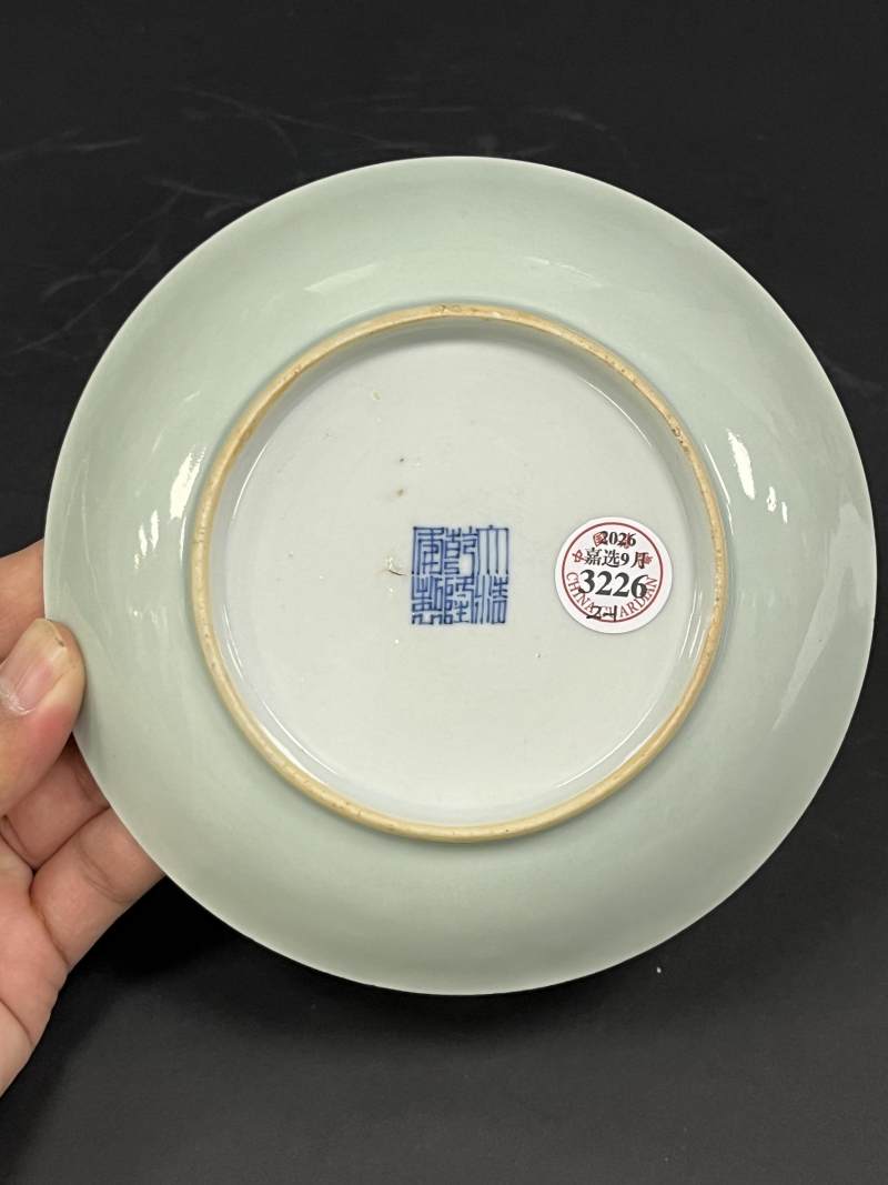 清乾隆 青釉粉彩花蝶纹盘一对 - 图6