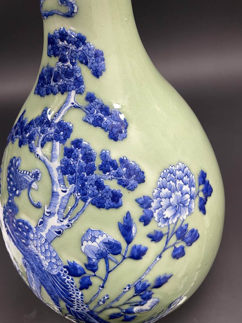清乾隆 青釉青花堆白丹凤朝阳图大胆瓶 - 图10