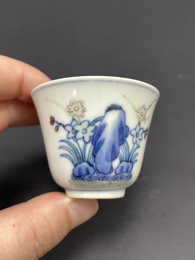 清同治 斗彩洞石水仙纹杯 - 图2
