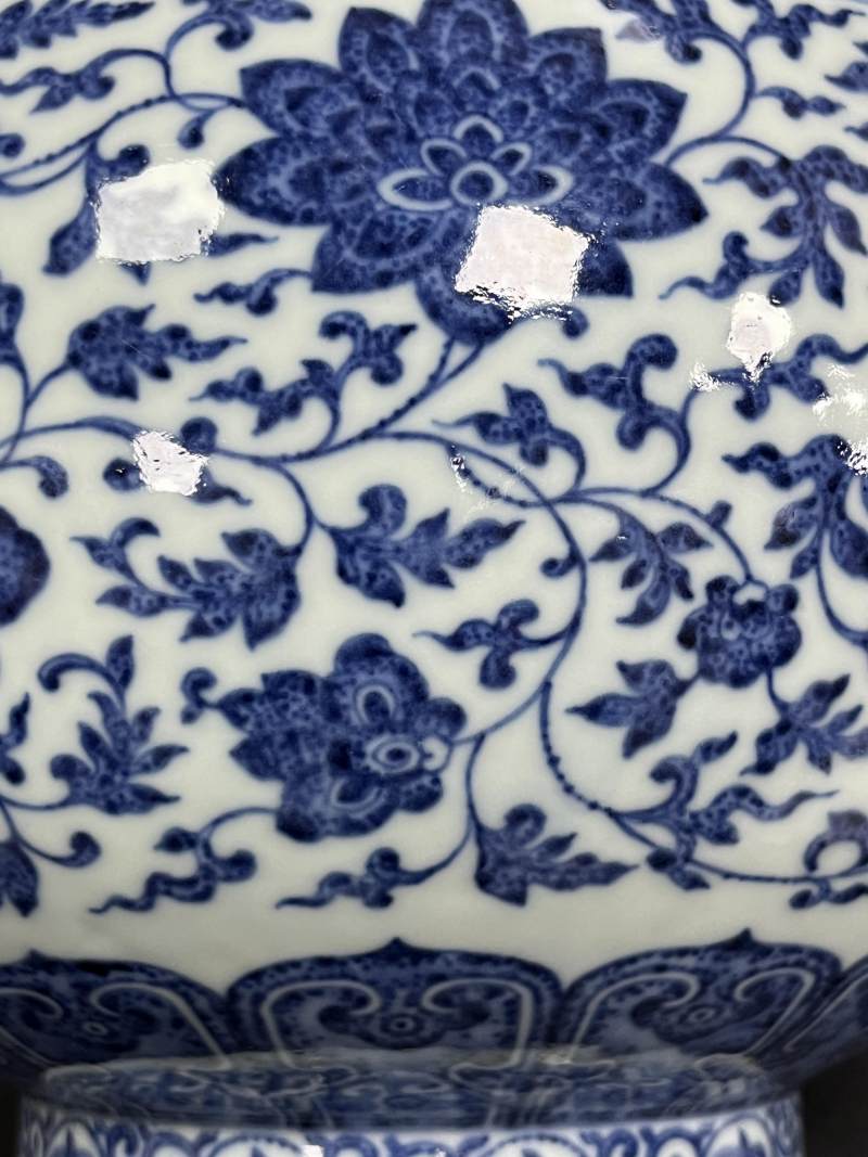 清乾隆 青花缠枝莲纹赏瓶 - 图12