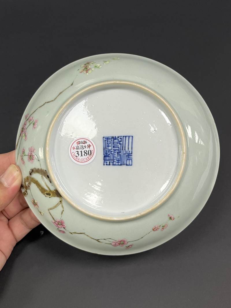 清乾隆 青釉粉彩过枝梅花纹盘 - 图8