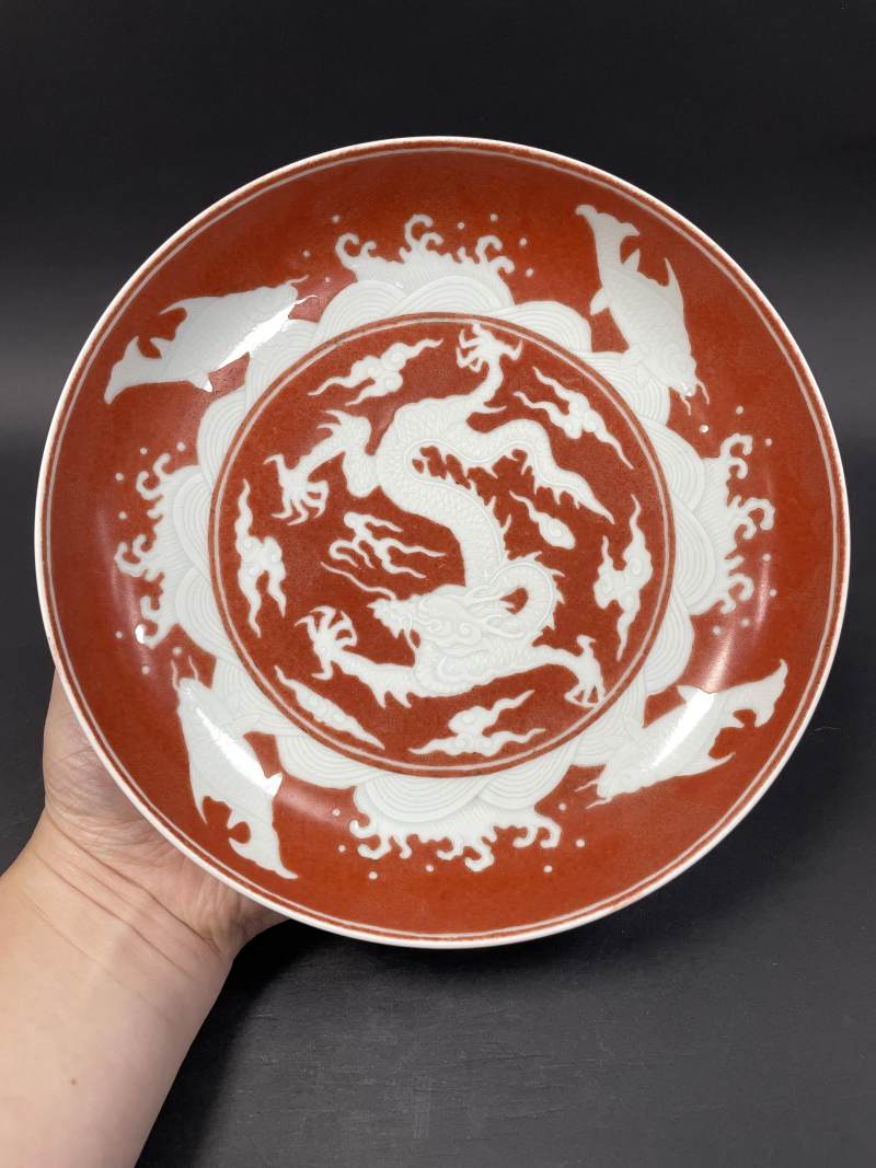 清早期 珊瑚红留白云龙纹盘 - 图2