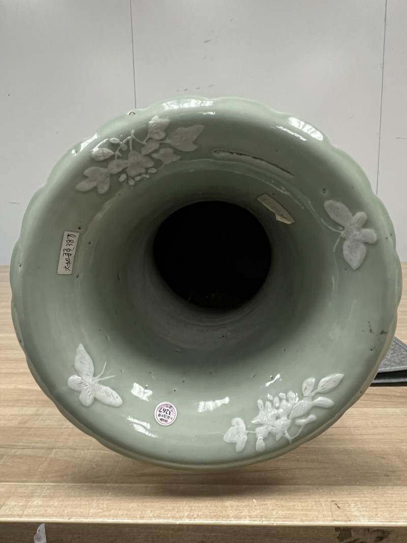 清中期 青釉堆白花蝶开光人物故事图蟠螭狮耳大地瓶一对 - 图38