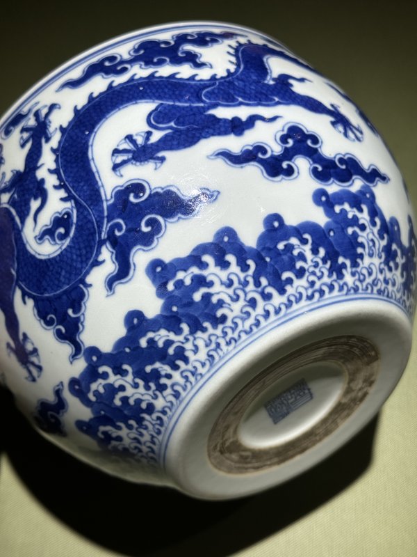 清乾隆 青花云龙纹案缸 - 图18