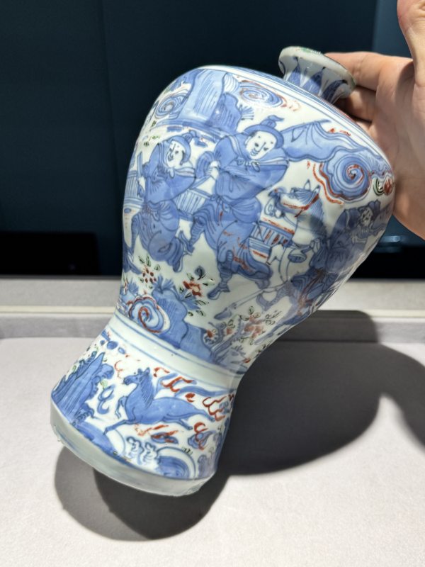 明万历 青花五彩人物故事图梅瓶 - 图22