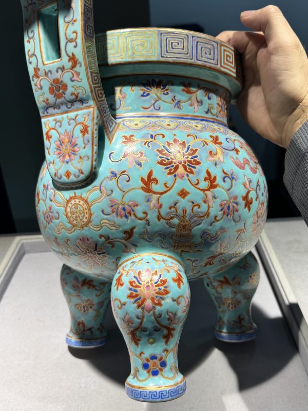 清道光 松石绿地洋彩描金莲托八宝纹朝冠耳炉（或为孤例） - 图18