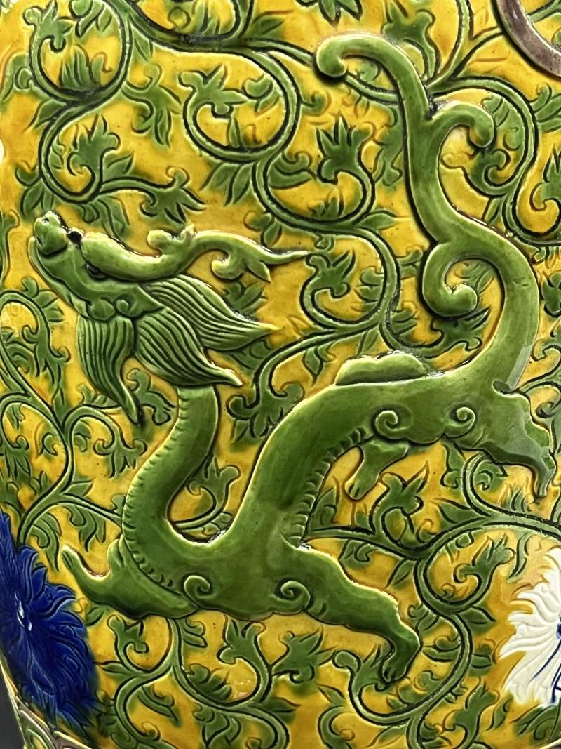 清晚期 黄地素三彩暗刻贴塑穿花龙纹铺首盘口瓶 - 图11