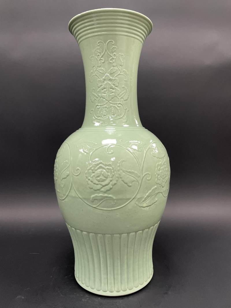清晚期 仿龙泉青釉凸花缠枝花卉纹凤尾尊 - 图2