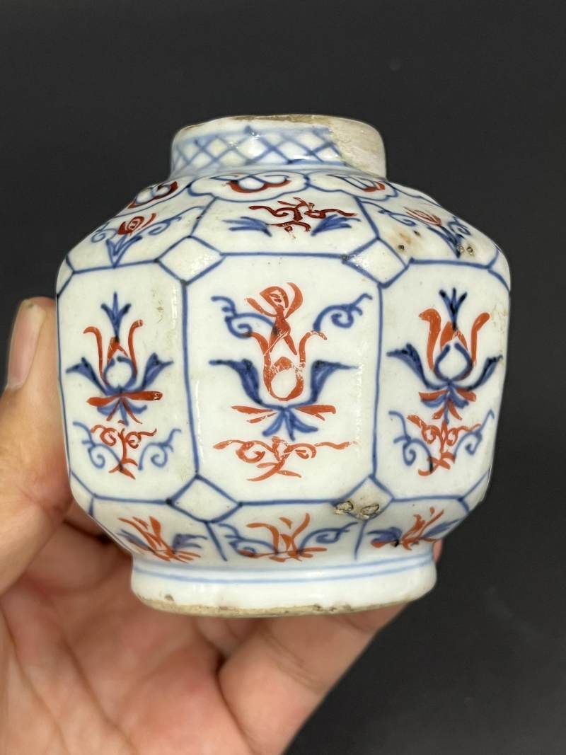 明天启五年（1625年） 青花矾红花卉纹八方小罐 - 图3