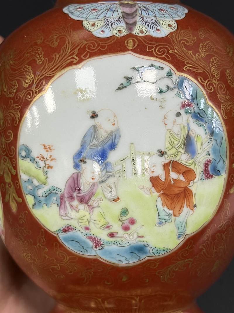 清乾隆 珊瑚红釉描金花卉开光粉彩婴戏图蝶耳尊一对 - 图31
