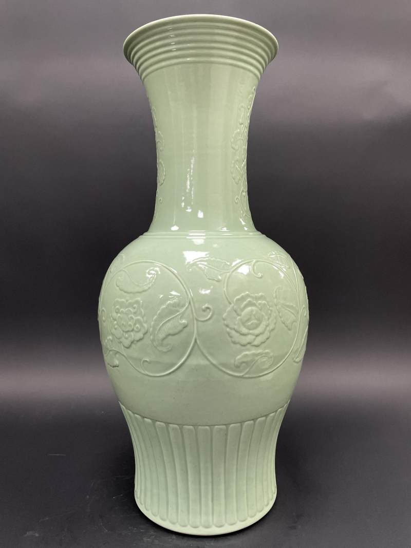 清晚期 仿龙泉青釉凸花缠枝花卉纹凤尾尊 - 图3