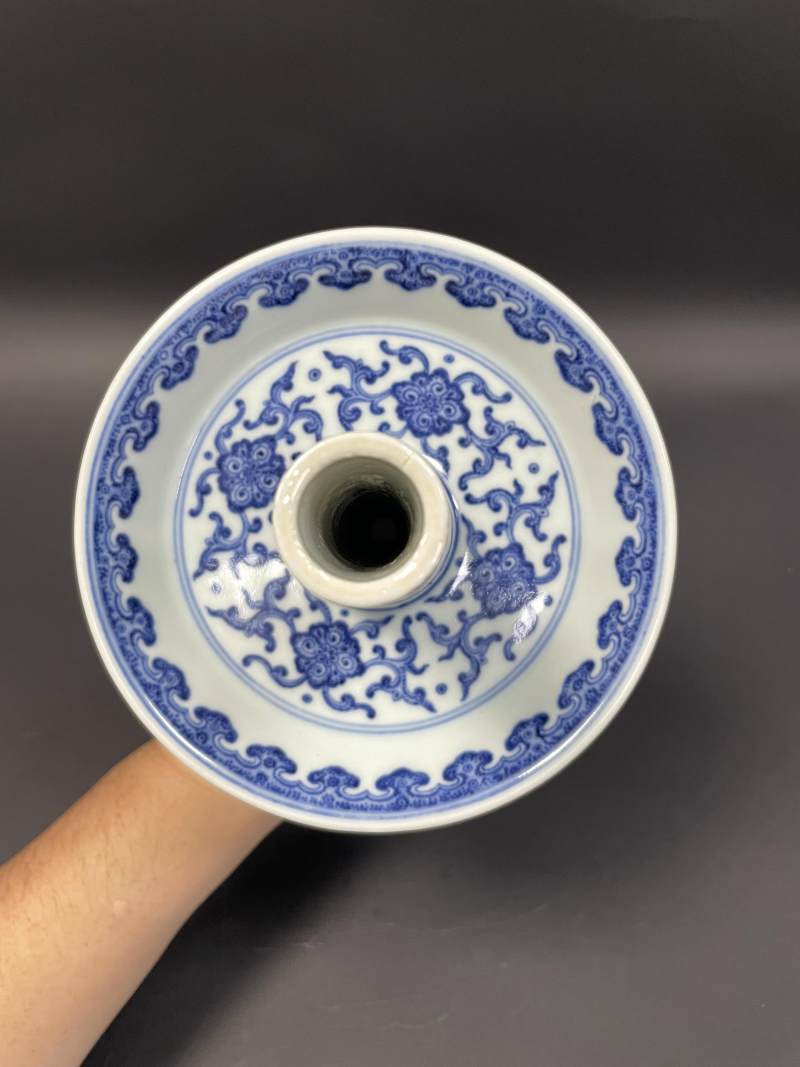 清乾隆 唐英风格青花缠枝莲纹烛台 - 图8