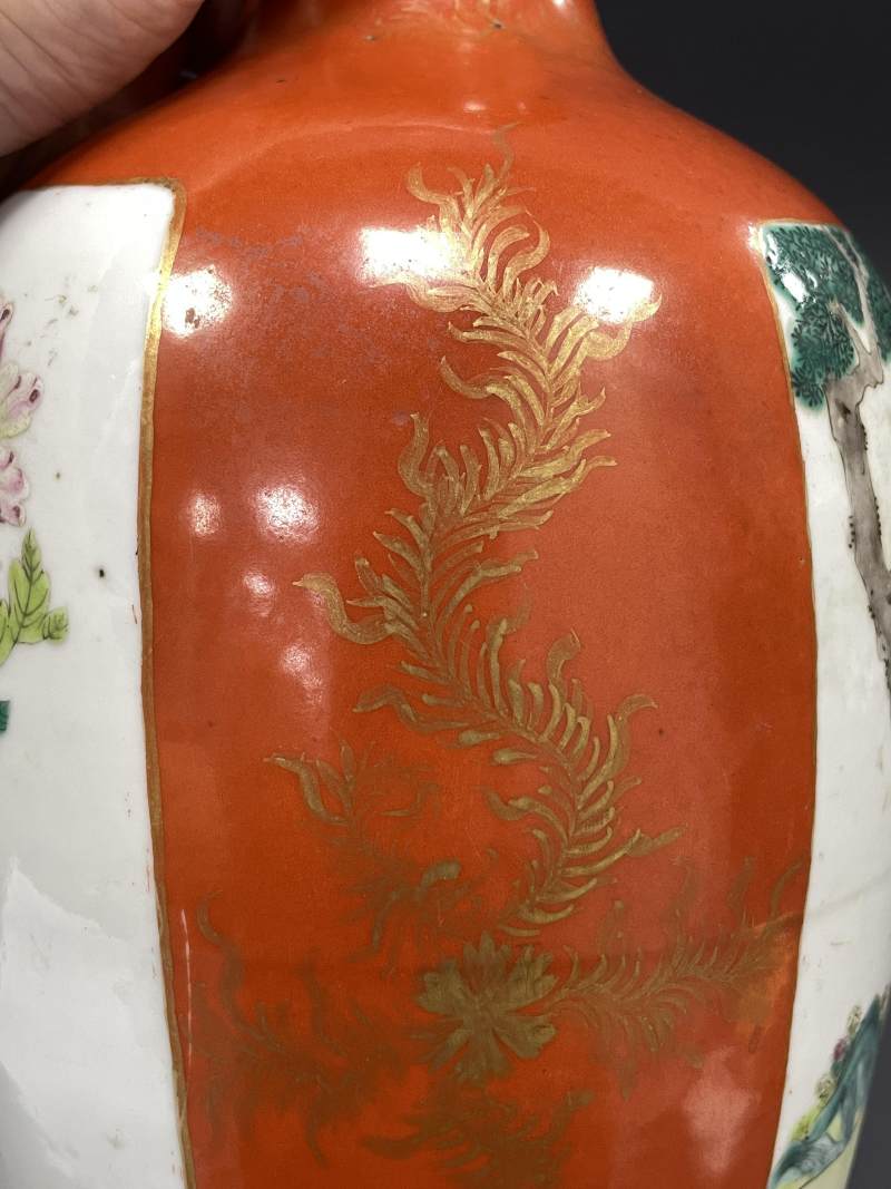 清乾隆 珊瑚红地描金花卉开光粉彩高士花卉纹瓶 - 图6