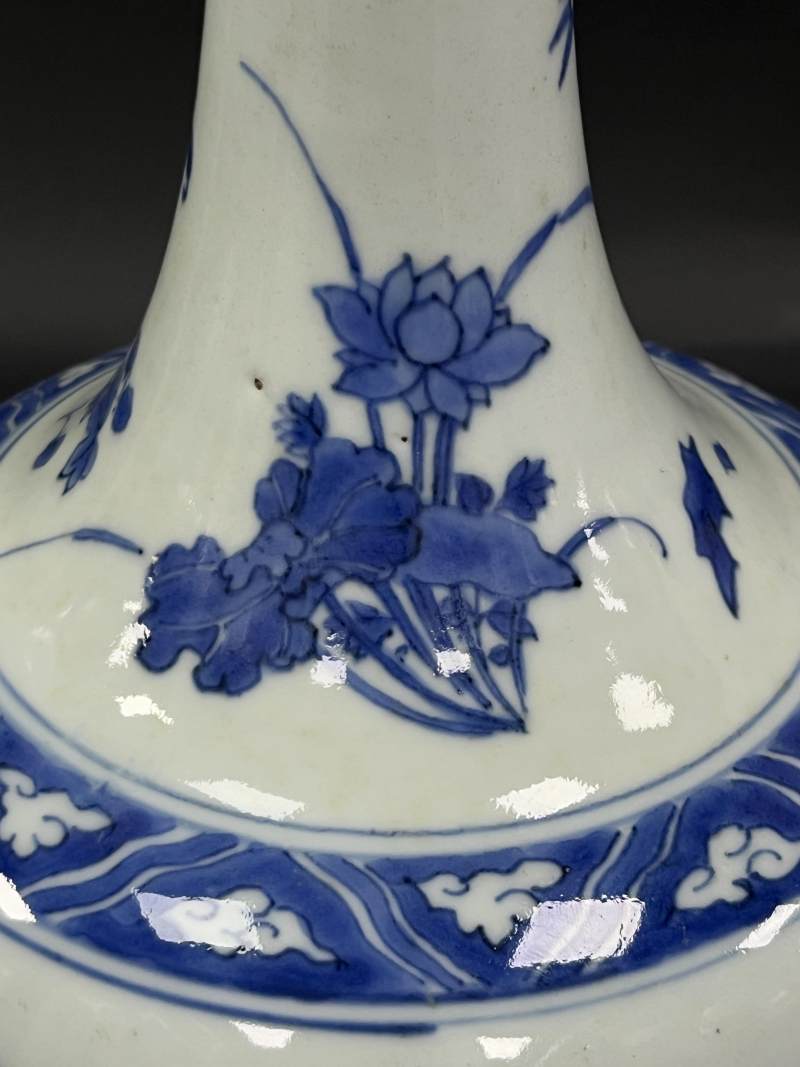 明崇祯 青花开光博古清供图蒜头瓶 - 图10