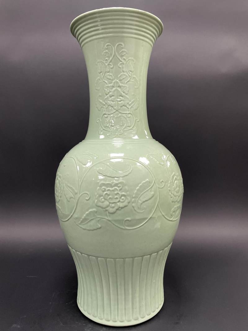 清晚期 仿龙泉青釉凸花缠枝花卉纹凤尾尊 - 图4