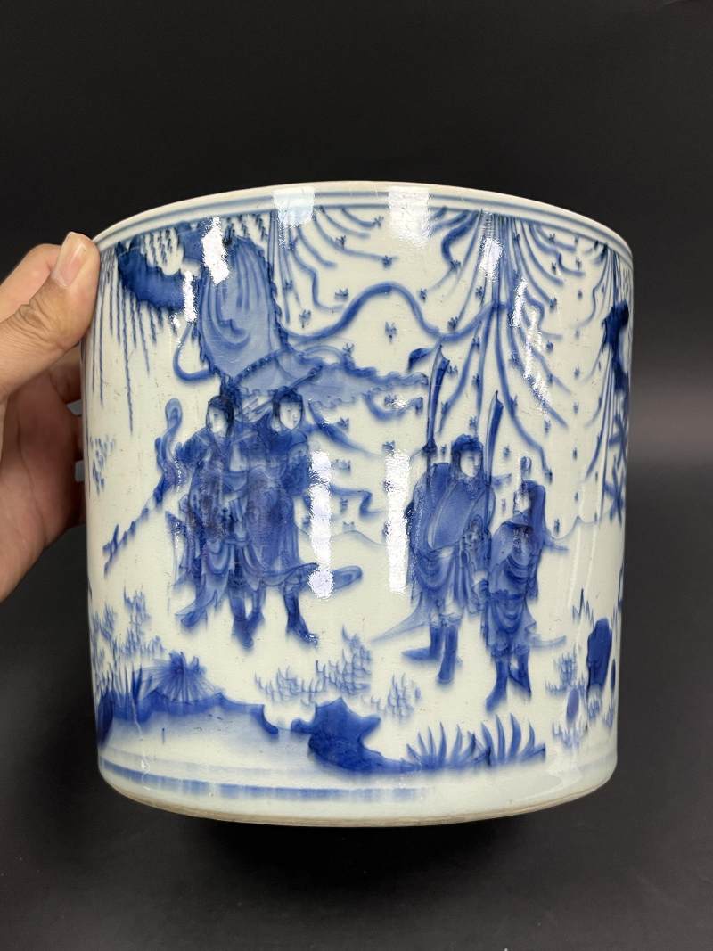 明崇祯 青花三国演义之吕布月下夺徐州人物故事图大笔筒 - 图2