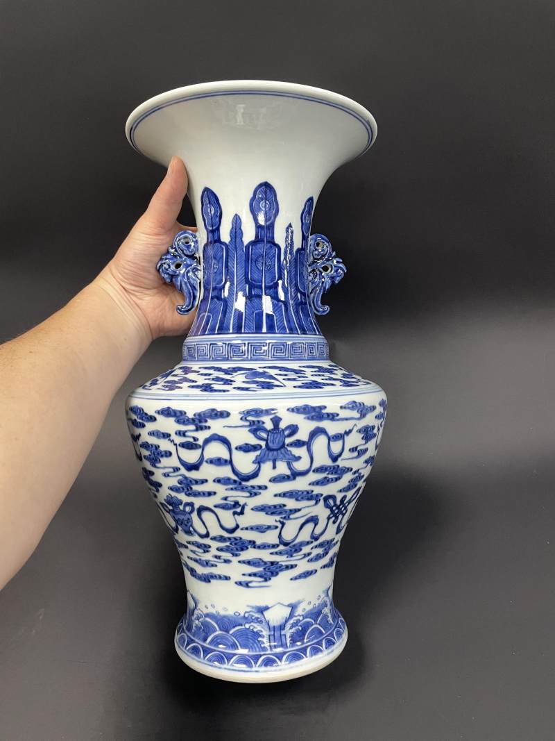 清乾隆 青花云蝠八宝纹花耳瓶 - 图4