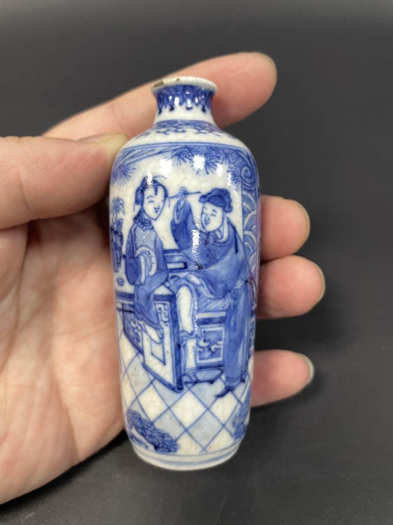 清中期 浆胎青花张敞画眉图烟壶 - 图2