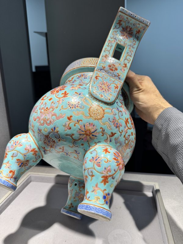 清道光 松石绿地洋彩描金莲托八宝纹朝冠耳炉（或为孤例） - 图19