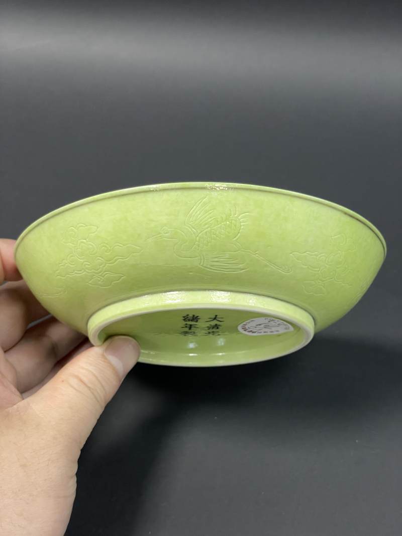 清光绪 秋葵绿釉暗刻云龙纹盘一对 - 图5