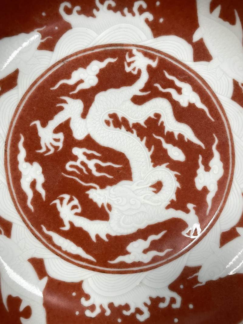 清早期 珊瑚红留白云龙纹盘 - 图5
