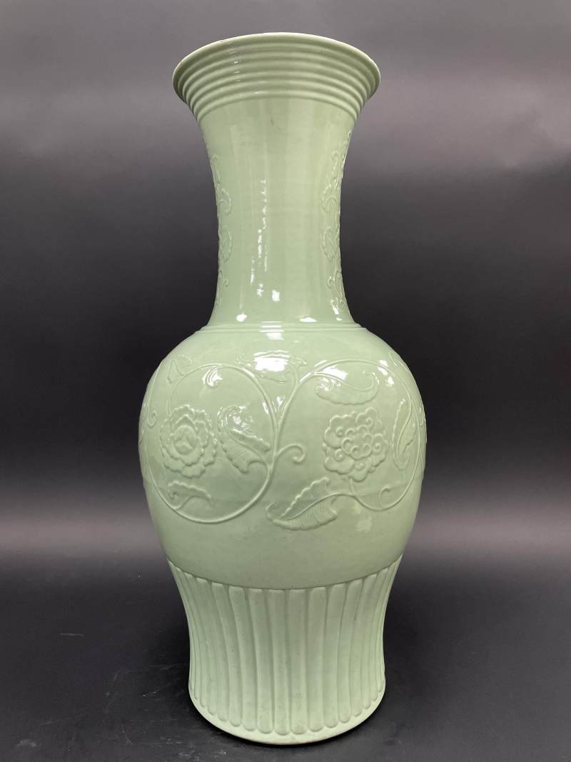 清晚期 仿龙泉青釉凸花缠枝花卉纹凤尾尊 - 图5