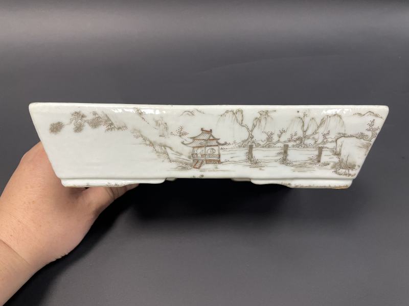 清雍正 矾红墨彩人物纹长方水仙盆 - 图3