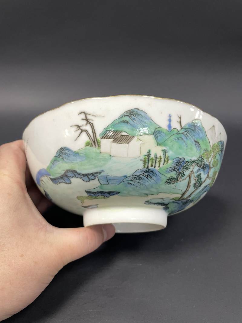 清道光 粉彩山水人物纹花口大碗 - 图2