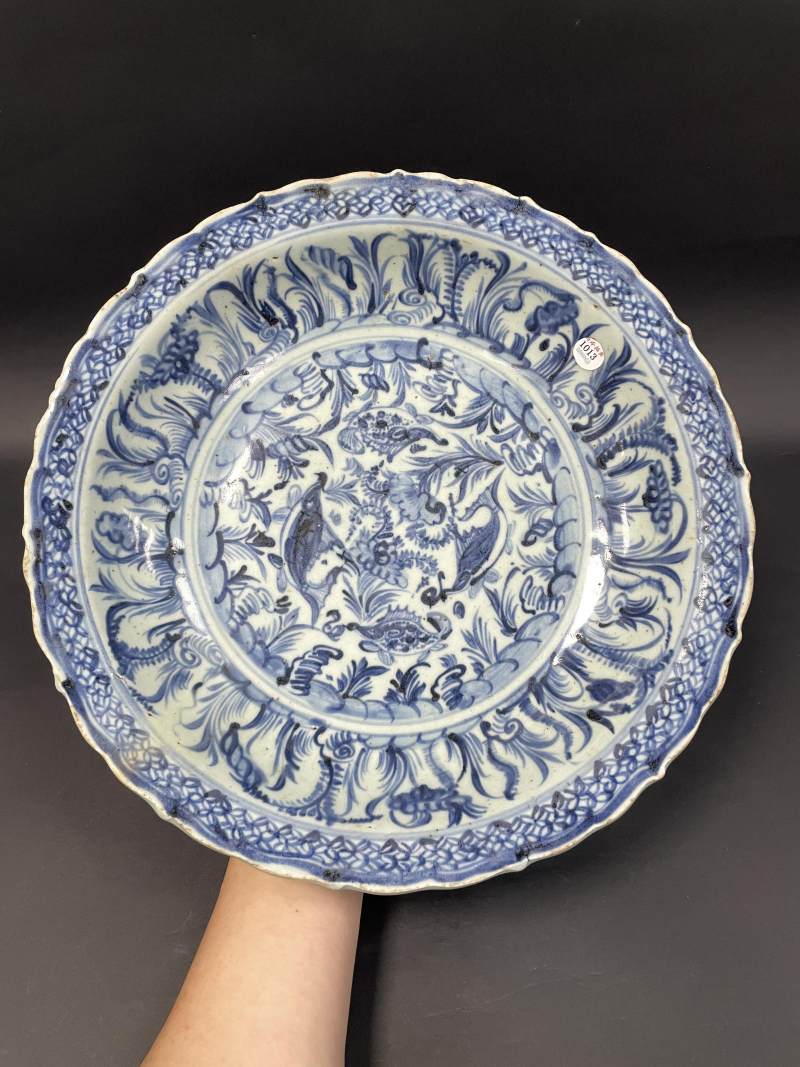 明中期 青花鱼藻纹花口折沿大盘 - 图2