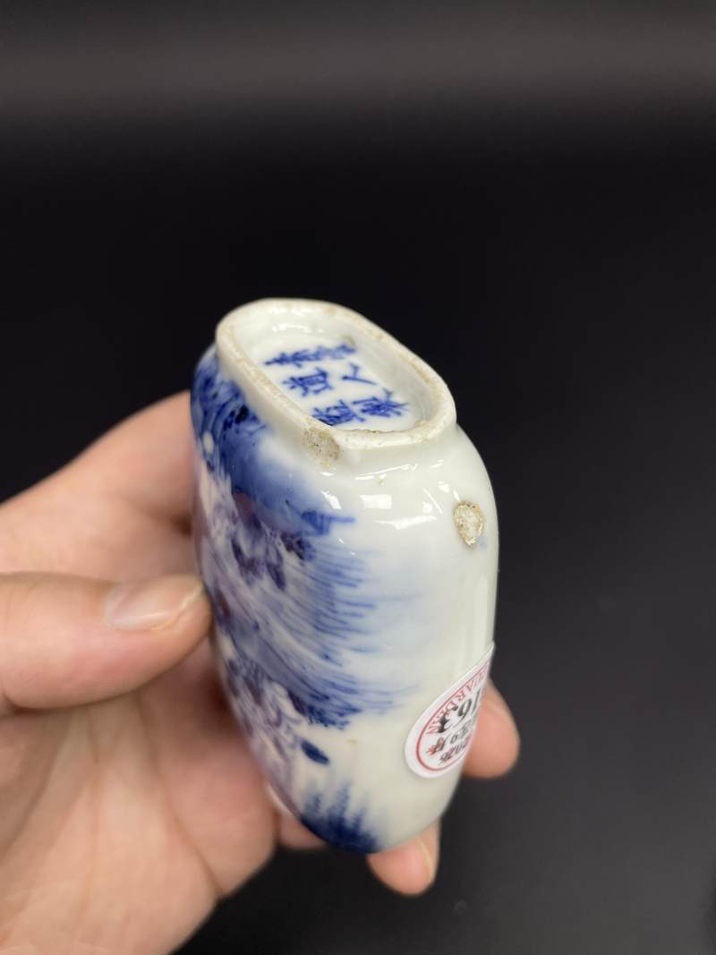 清光绪十七年（1891年） 青花神仙人物诗文烟壶 - 图11