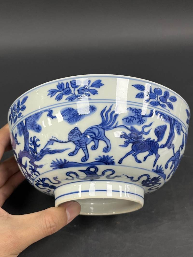 明万历 青花山海异兽图墩式碗 - 图4