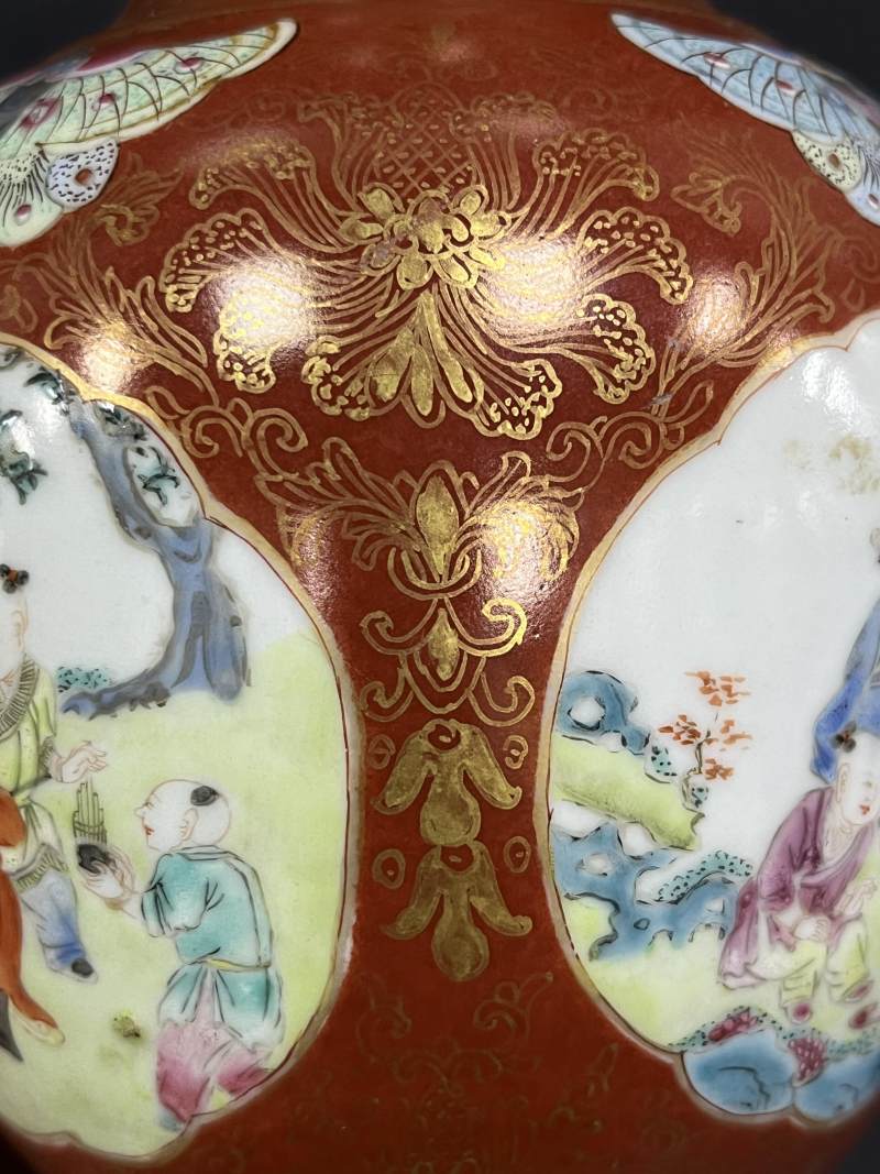 清乾隆 珊瑚红釉描金花卉开光粉彩婴戏图蝶耳尊一对 - 图32