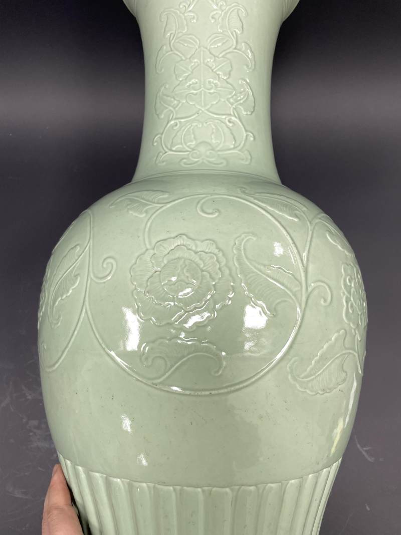 清晚期 仿龙泉青釉凸花缠枝花卉纹凤尾尊 - 图7