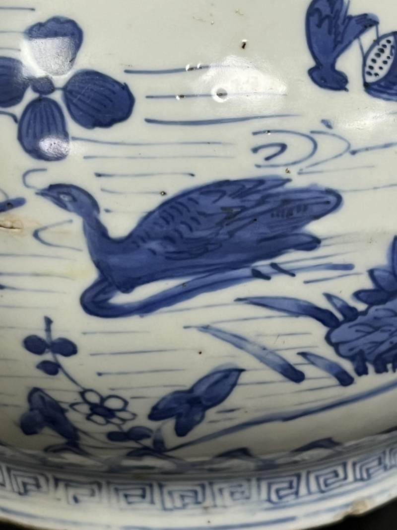 明万历 青花荷塘鸳鸯图蒜头瓶 - 图15