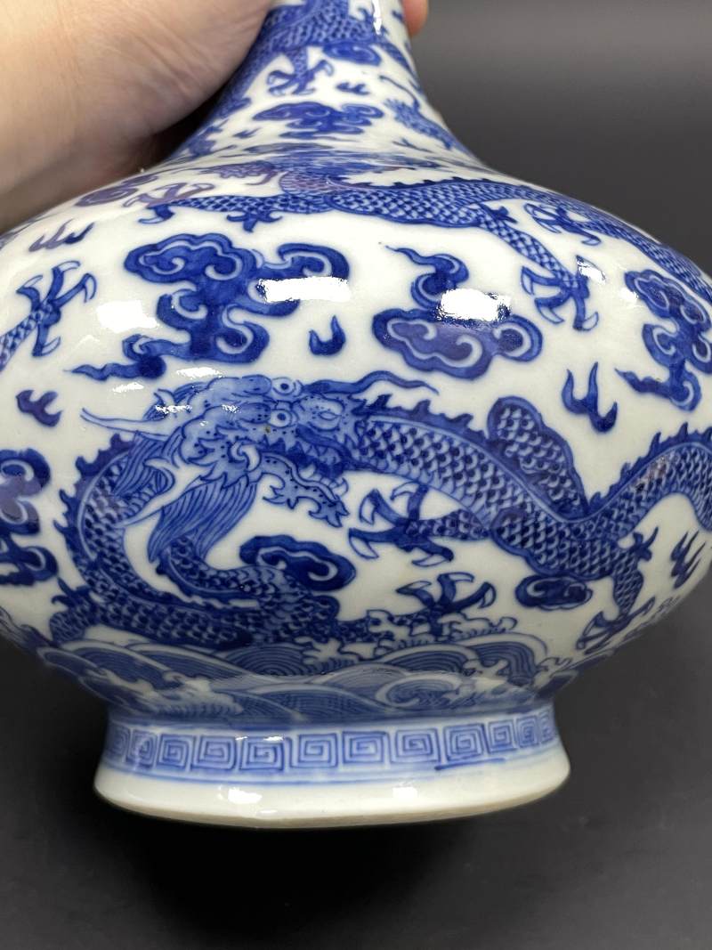 清道光 青花九龙图荸荠瓶 - 图12