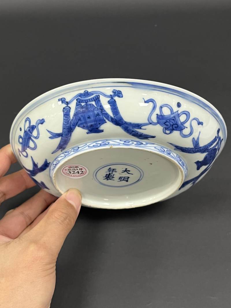 明万历 青花胡人献宝图盘 - 图3