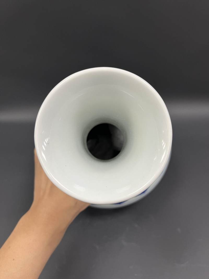 清乾隆 青花缠枝莲纹赏瓶 - 图5
