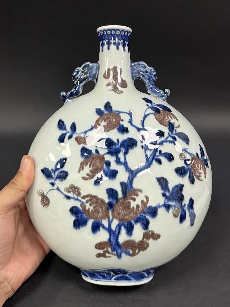 清乾隆 青花釉里红瑞果纹抱月瓶 - 图2