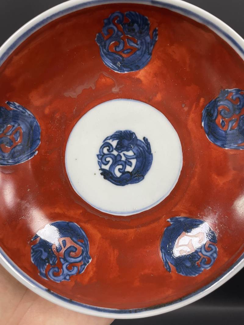明嘉靖 青花矾红团螭纹盘一对 - 图9