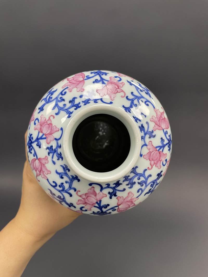 清中期 青花胭脂红缠枝莲纹灯笼瓶 - 图9