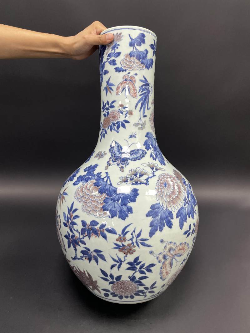 清乾隆 青花釉里红蝶恋花图天球瓶 - 图3