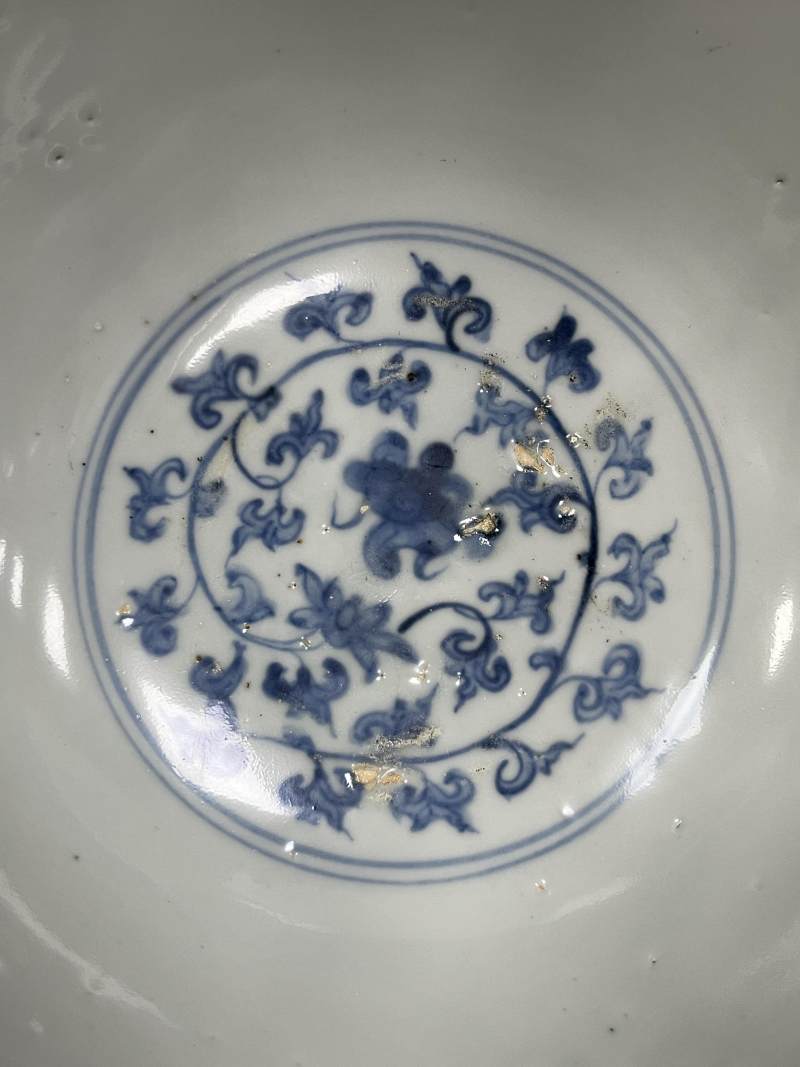 明中期 青花缠枝莲托八宝纹大碗 - 图3