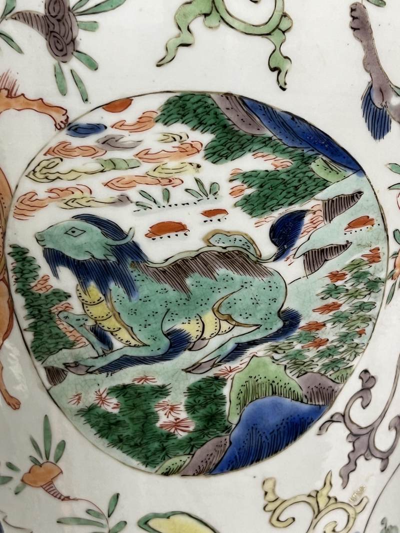 清康熙 五彩瑞兽花蝶纹将军罐一对 - 图49
