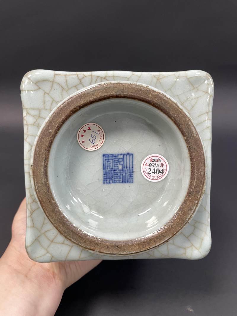 清乾隆 仿官釉八卦纹琮式瓶 - 图8