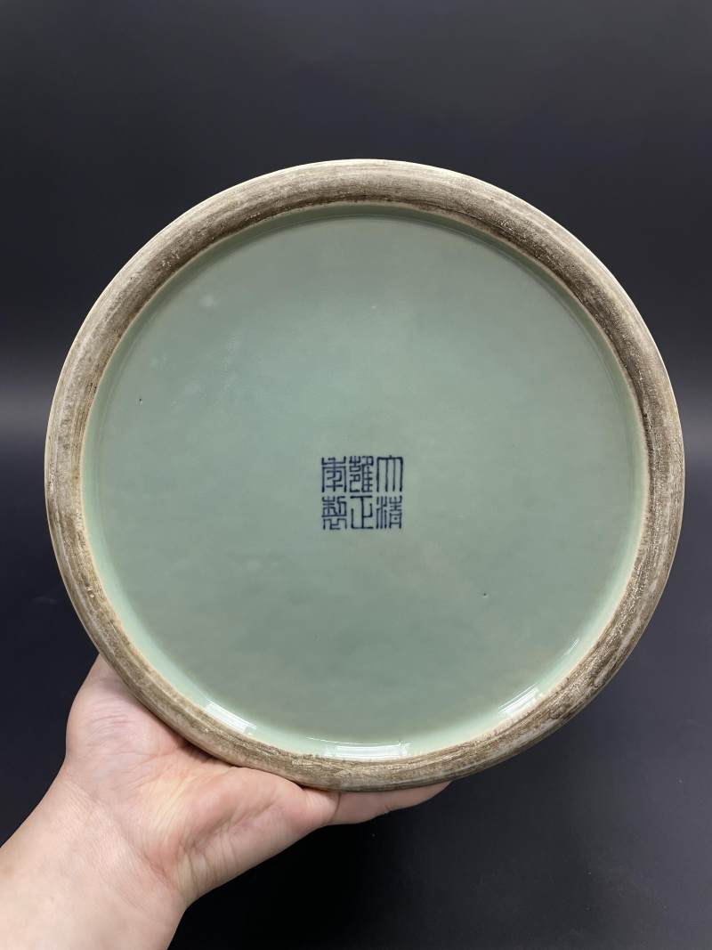 清晚期 仿龙泉青釉凸花缠枝花卉纹凤尾尊 - 图9