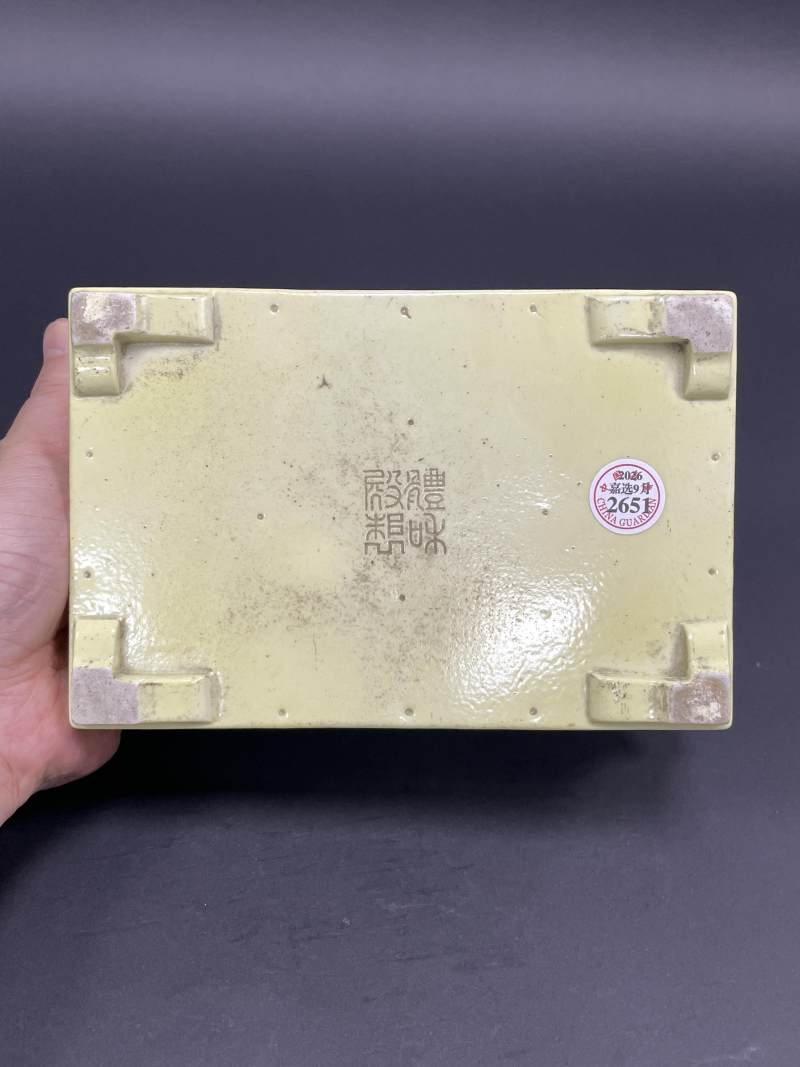 清光绪 淡黄釉暗刻四季花卉纹长方水仙盆 - 图7