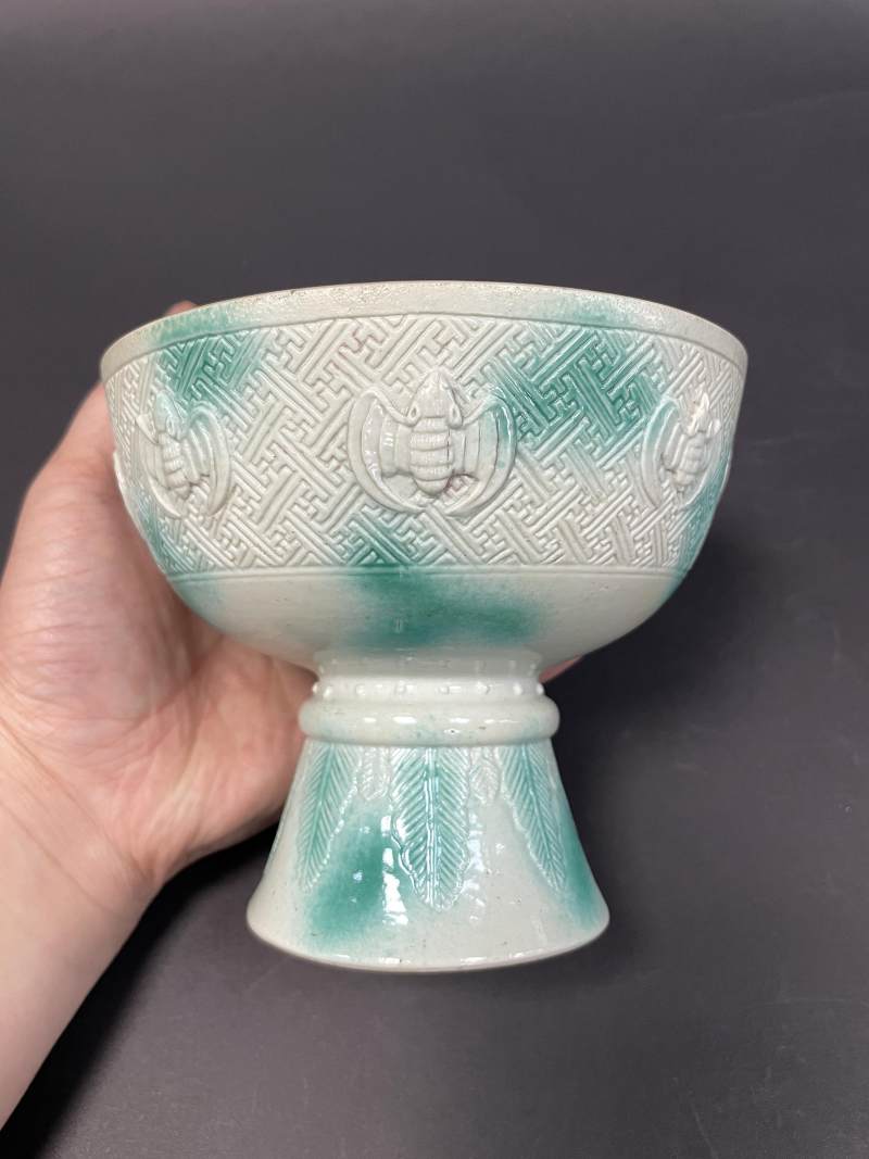 清光绪 仿翡翠釉锦地贴塑蝠纹豆 - 图2