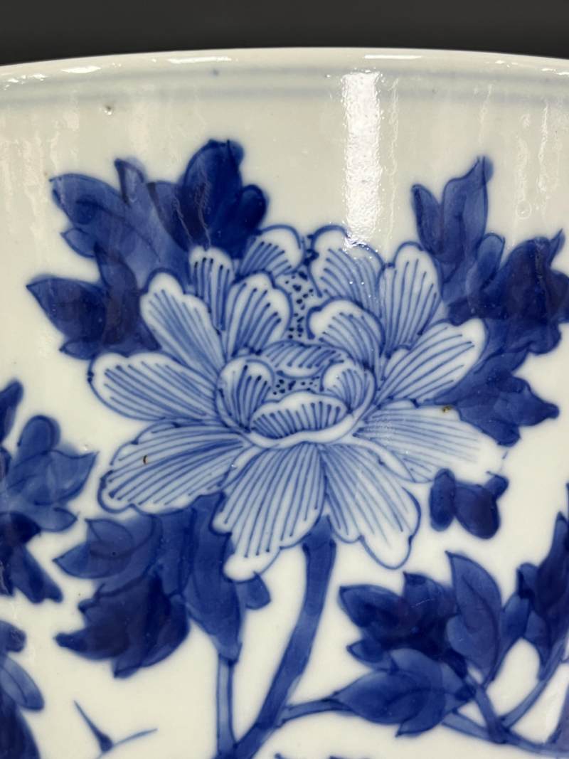 清光绪三十三年（1907年）、清晚期 黄釉雕瓷山水纹笔筒、青花花卉纹笔筒各一件 - 图21
