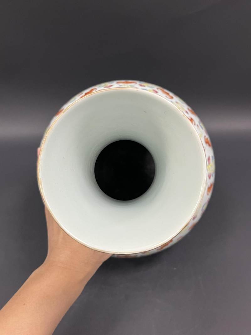 清宣统 粉彩洪福齐天图赏瓶 - 图5
